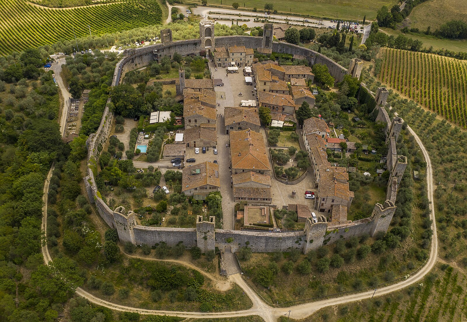 La cinta muraria e le torri del castello di Monteriggioni sulla collina