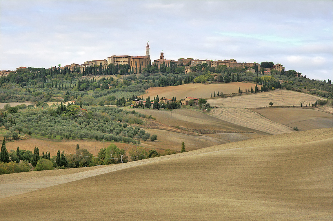 Vue de San Quirico d’Orcia en Val d’Orcia entre centre historique, Horti Leonini et paysage toscan